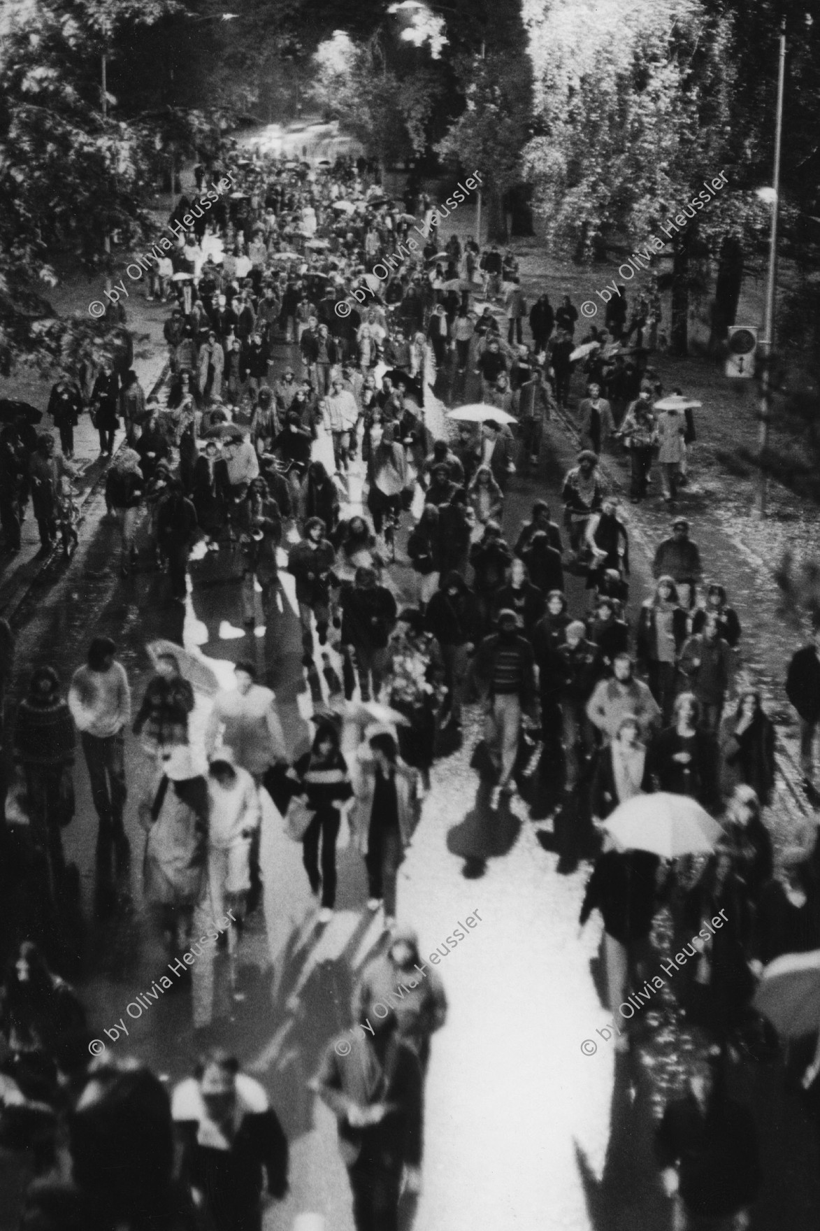 Image of sheet 19800511 photo 28: Demo 'Opernhaus raus aus der Roten fabrik 'Kulturleichen auf in die Rote Fabrik' 'Zürich einige Aufhellungen?' Nachtdemo in die Rote Fabrik. Landiwiese
Jugendbewegung Bewegig AJZ Zürcher Jugendunruhen Demonstrationen √ Zürich