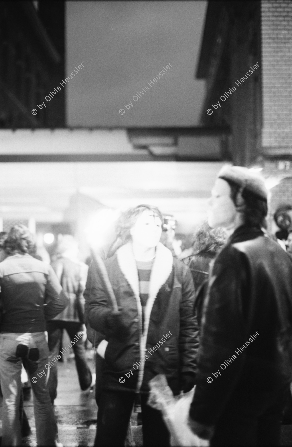 Image of sheet 19800511 photo 35: Nachtdemonstration mit Masken in die Rote Fabrik, Zürich 1980.
Protest youth movement 
Jugendbewegung Bewegig AJZ Zürcher Jugendunruhen Demonstrationen culture