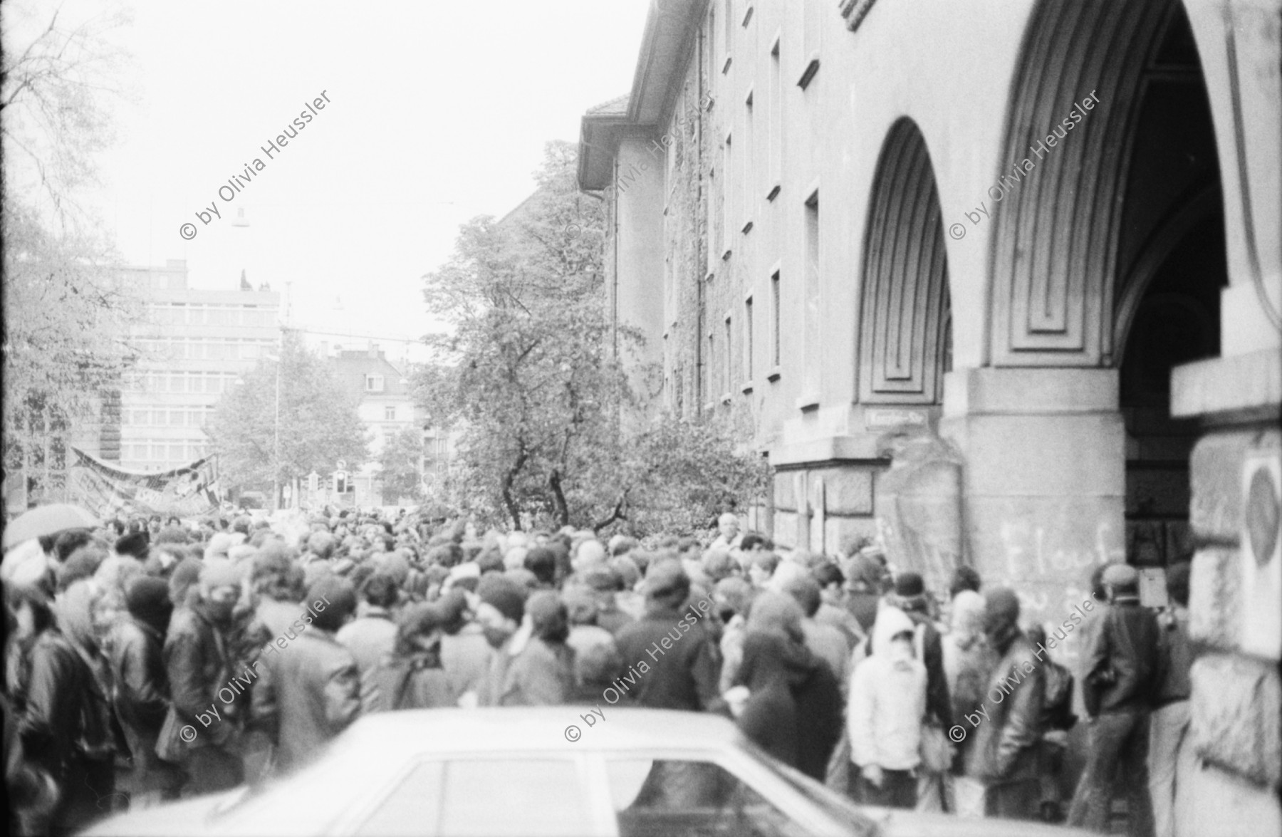 Image of sheet 19800511 photo 6: Demonstration und Protest vor dem Bezirksgericht für die Freilassung von Jugendlichen, Zürich 1980.
Jugendbewegung Bewegig AJZ Zürcher Jugendunruhen Demonstrationen culture