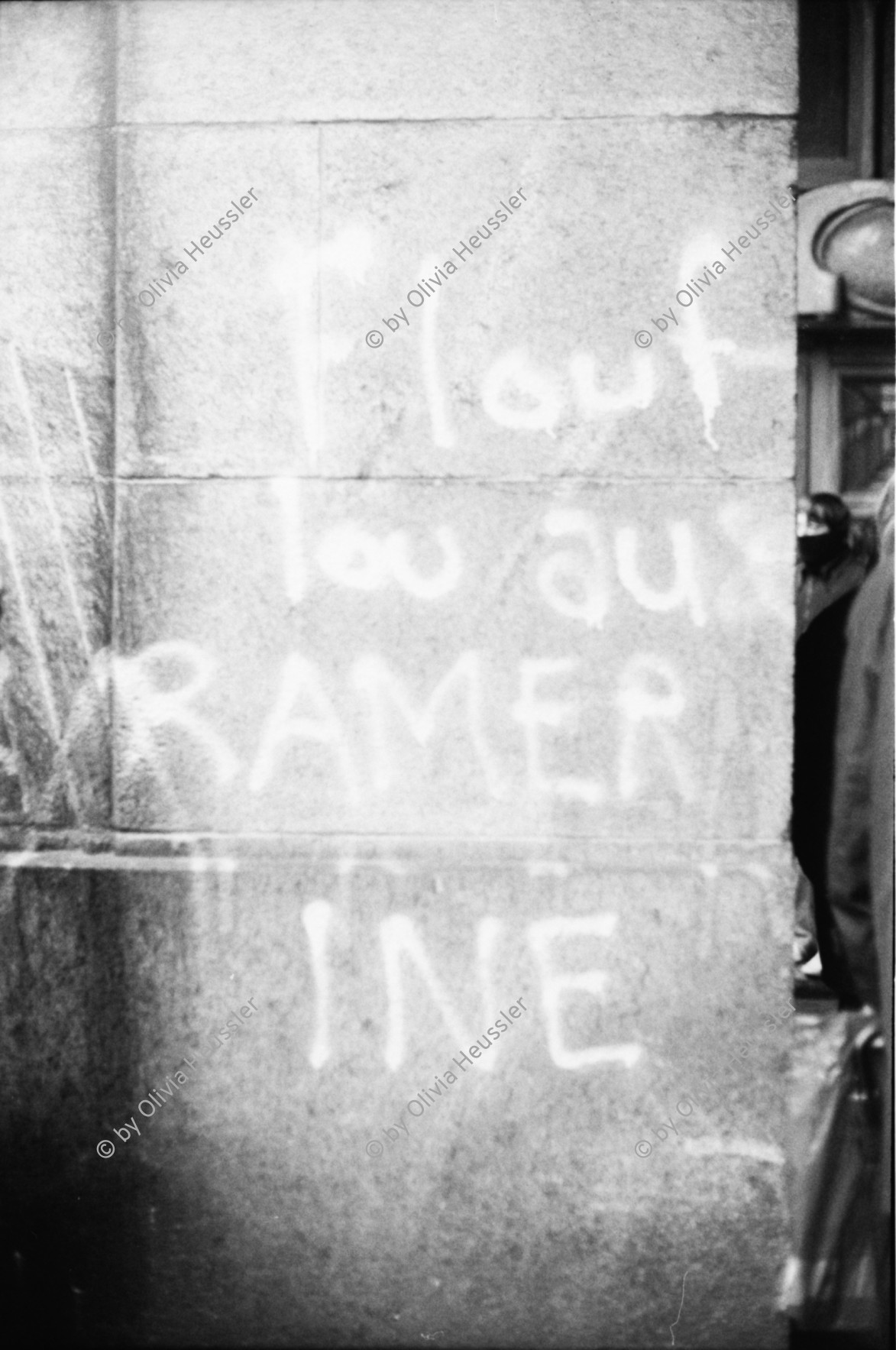 Image of sheet 19800511 photo 8: Graffiti für Flouflou, Zürich Schweiz Switzerland 1980.
Jugendbewegung Bewegig AJZ Zürcher Jugendunruhen Demonstrationen culture