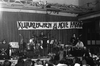 Image of sheet 19800512 photo 1: Schroeder's Road Schow in der Aktionshalle. Kulturleichen in die Rote Fabrik
Jugendbewegung Bewegig AJZ Zürcher Jugendunruhen Demonstrationen
 
Youth movement Zürich 1980 √