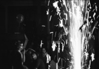 Image of sheet 19800512 photo 12: Kulturleichen Transpi in der Rote Fabrik. Mutter und Kind tragen auf Rock 'Zürich einige Aufhellungen' Romano Ro Comic Zeichner WOZ Portrait. Lichtspiele mit Schroeder's Road Schow. zwei Pariser Kollegen. Music concert culture youth movement protest 
Jugendbewegung Bewegig AJZ Zürcher Jugendunruhen Demonstrationen 1980