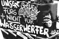 Image of sheet 19800520 photo 11: Kinder, Familie und Elterndemo während den Zürcher Unruhen Zürich 1980
 Unsere Steuern fürs AJZ und nicht für Wasserwerfer.
Jugendbewegung Bewegig AJZ Demonstrationen
Zürich youth movement 1980 Protest √