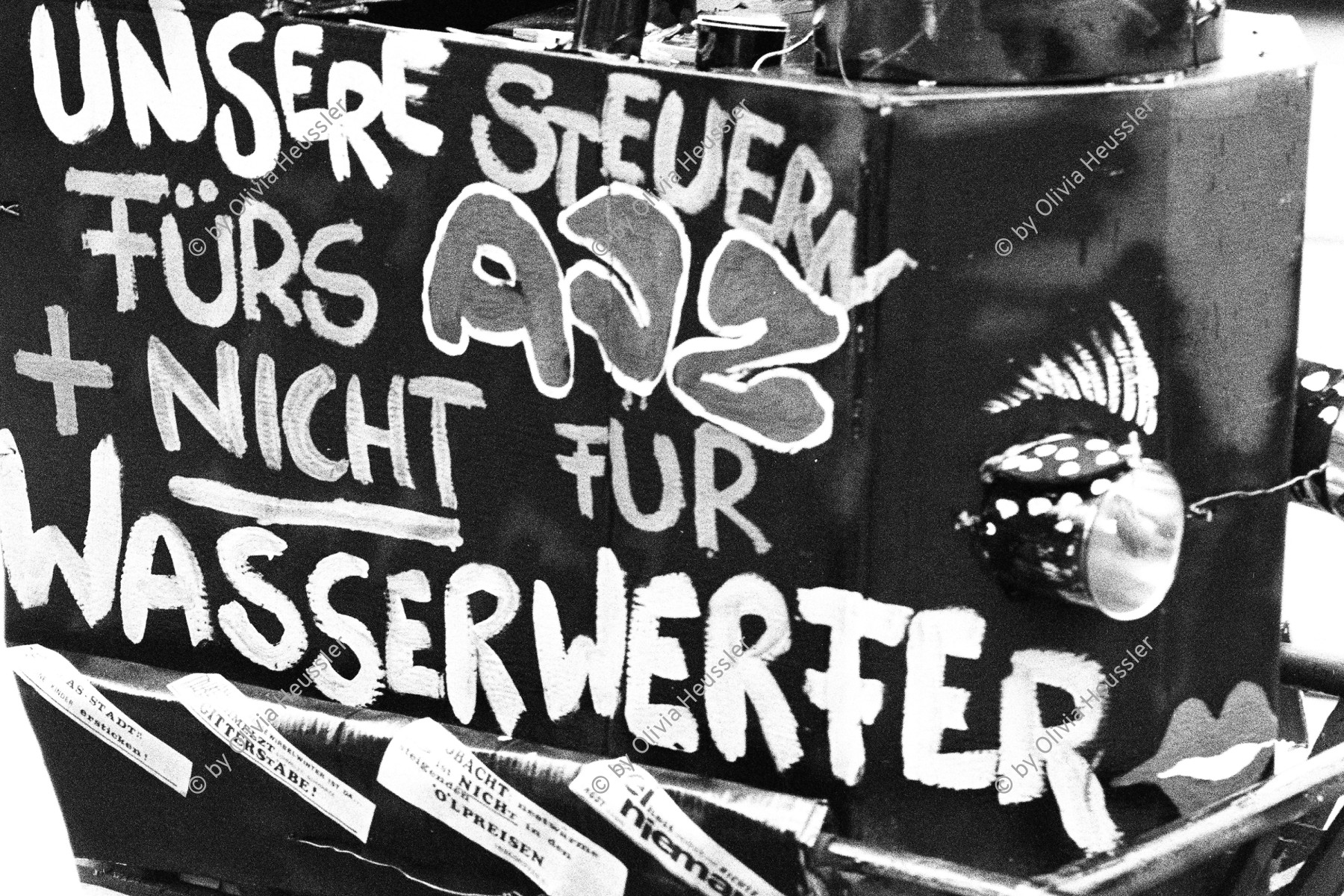 Image of sheet 19800520 photo 11: Kinder, Familie und Elterndemo während den Zürcher Unruhen Zürich 1980
 Unsere Steuern fürs AJZ und nicht für Wasserwerfer.
Jugendbewegung Bewegig AJZ Demonstrationen
Zürich youth movement 1980 Protest √