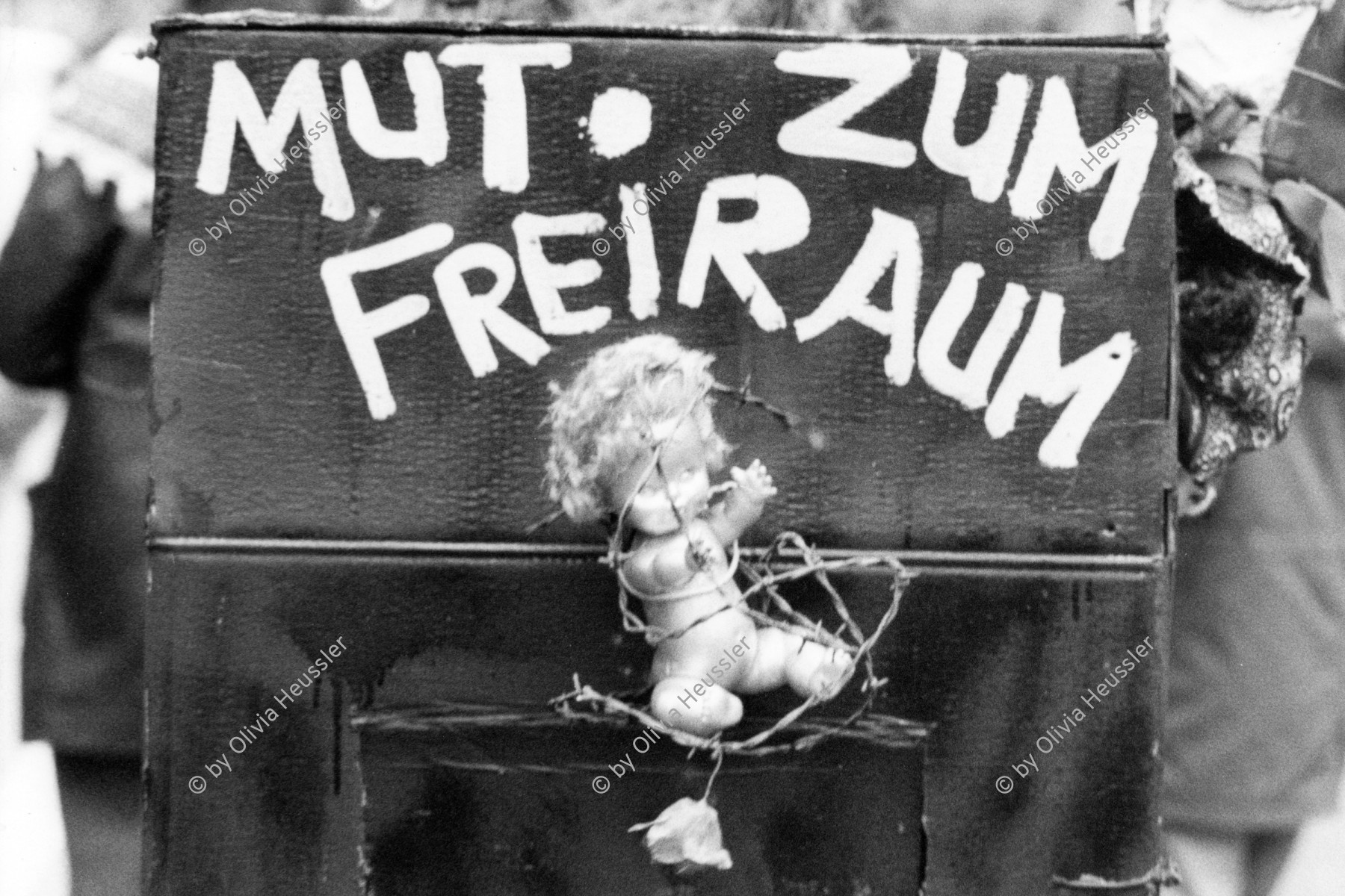 Image of sheet 19800520 photo 13: Mut zum Freiraum
Während der Elterndemo für ein autonomes Jugendzentrum in Zürich 1980 Protest AJZ Puppe Stacheldraht
youth movement Swiss Switzerland √