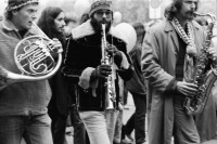 Image of sheet 19800520 photo 14: Musiker fordern an einer Demonstration ein Autonomes Jugendzentrum AJZ in Zürich. Jugendbewegung 1980
Kinder und Familie und Elterndemo. Zürcher Jugend Züri  Bewegig Zürcher Jugendunruhen Demonstrationen