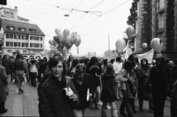 Image of sheet 19800520 photo 17: Elterndemonstration. Eltern für ein Autonomes Jugendzentrum.
Jugendbewegung Bewegig Zürcher Jugendunruhen Ballone Brigitte Hähring vorne links. Demonstrationen Zürich 1980