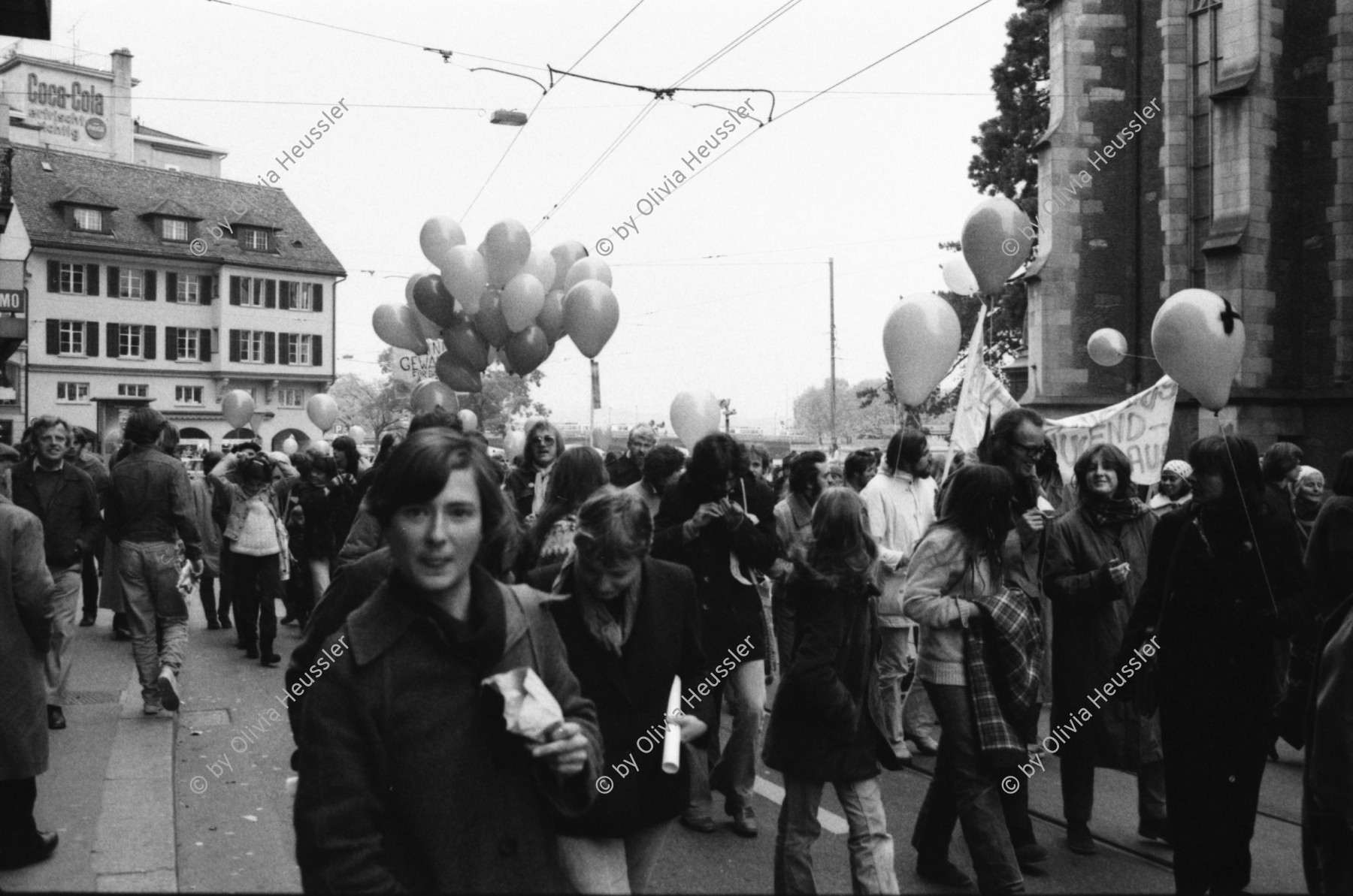 Image of sheet 19800520 photo 17: Elterndemonstration. Eltern für ein Autonomes Jugendzentrum.
Jugendbewegung Bewegig Zürcher Jugendunruhen Ballone Brigitte Hähring vorne links. Demonstrationen Zürich 1980