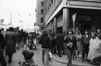Image of sheet 19800520 photo 19: Elterndemonstration. Eltern für ein Autonomes Jugendzentrum.
Jugendbewegung Bewegig Zürcher Jugendunruhen Ballone. Demonstrationen Zürich 1980