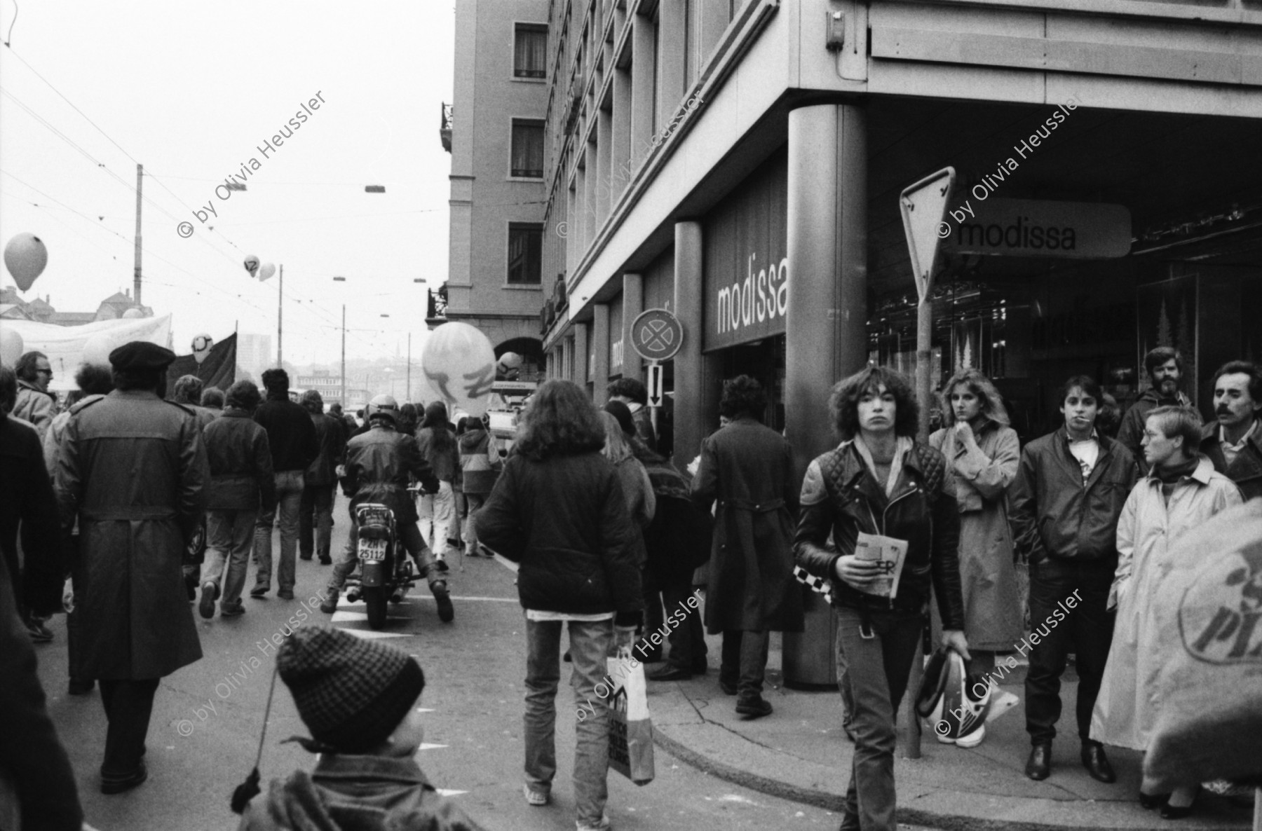 Image of sheet 19800520 photo 19: Elterndemonstration. Eltern für ein Autonomes Jugendzentrum.
Jugendbewegung Bewegig Zürcher Jugendunruhen Ballone. Demonstrationen Zürich 1980