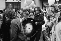 Image of sheet 19800520 photo 22: Kinder und Familie und Elterndemo. 'Eltern fürs AJZ' Mann mit Trommeln langen Haaren und Ballone musik musizieren bnd music
Jugendbewegung Bewegig AJZ Zürcher Jugendunruhen Demonstrationen
Youth movement Zürich 1980 √