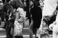 Image of sheet 19800520 photo 24: Kinder, Familien demonstrieren während der Jugendunruhen in Zürich 1980. 
ein Mädchen trägt eine Fahne an der Demonstration am Limmatquai.
Jugendbewegung Bewegig AJZ Zürcher Jugendunruhen Demonstrationen
Youth movement Zürich 1980 √