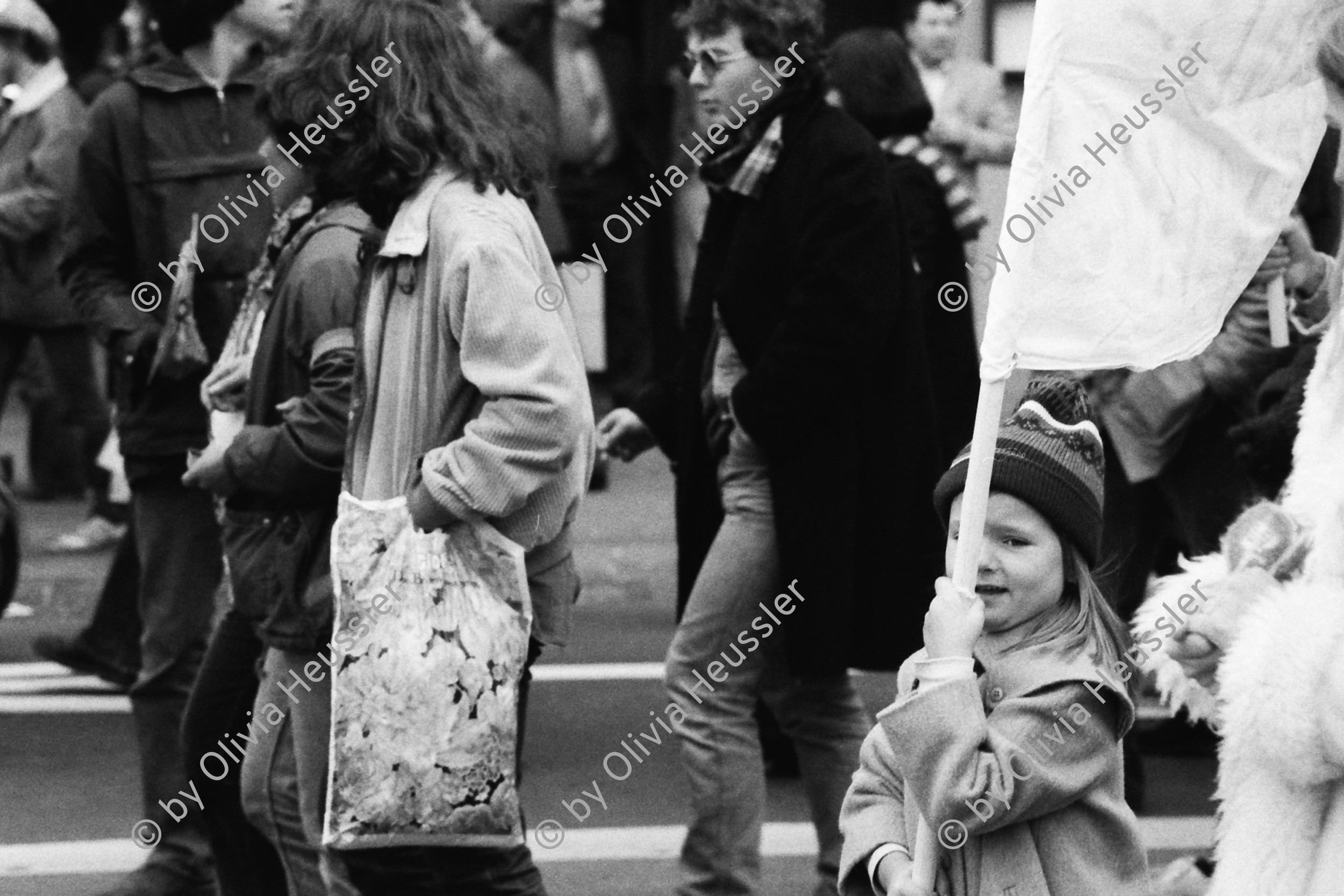 Image of sheet 19800520 photo 24: Kinder, Familien demonstrieren während der Jugendunruhen in Zürich 1980. 
ein Mädchen trägt eine Fahne an der Demonstration am Limmatquai.
Jugendbewegung Bewegig AJZ Zürcher Jugendunruhen Demonstrationen
Youth movement Zürich 1980 √
