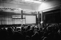 Image of sheet 19800520 photo 29: Uraufführung Video Züri brännt in der Roten Fabrik.
Jugendbewegung Bewegig AJZ Zürcher Jugendunruhen Demonstrationen Zürich 1980
