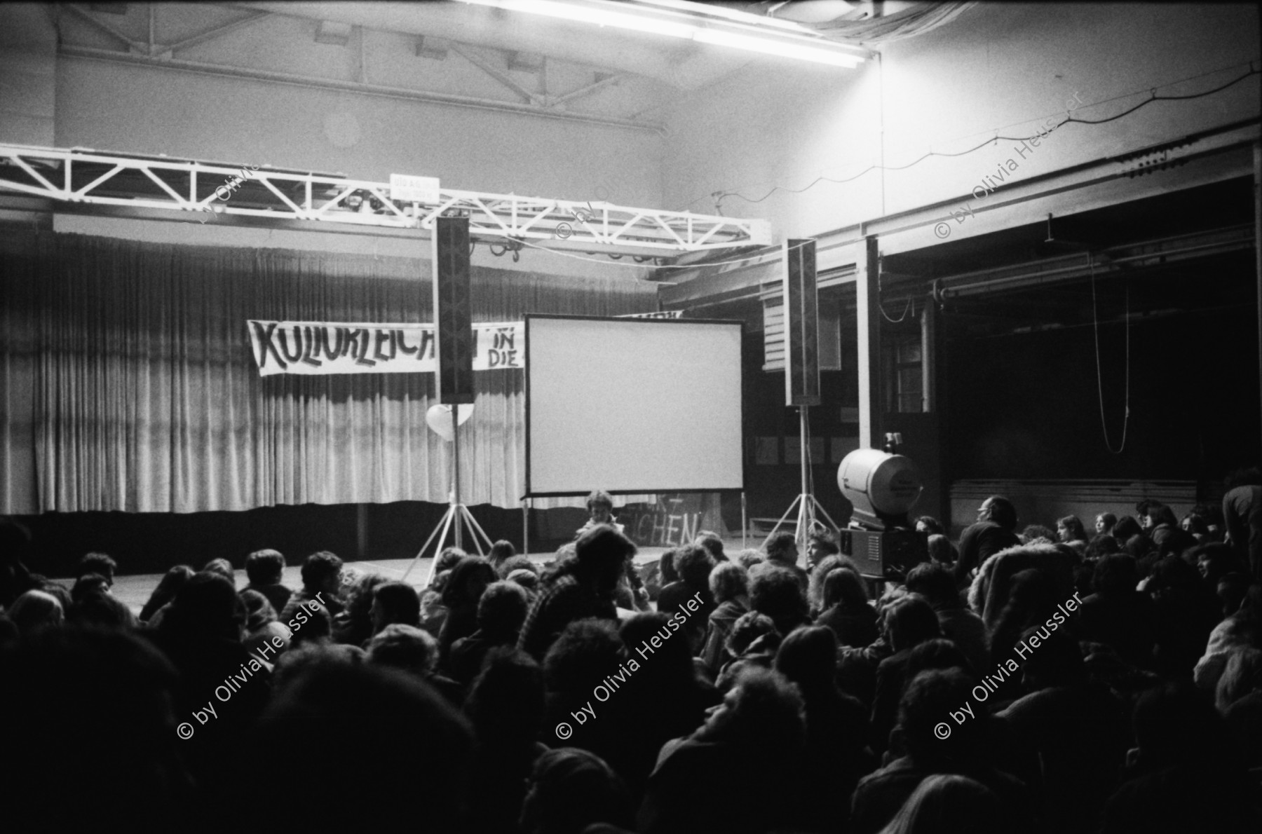 Image of sheet 19800520 photo 29: Uraufführung Video Züri brännt in der Roten Fabrik.
Jugendbewegung Bewegig AJZ Zürcher Jugendunruhen Demonstrationen Zürich 1980