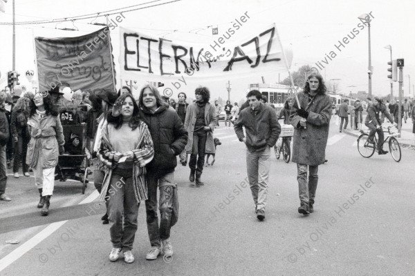 Image of sheet 19800520 photo 6: Kinder und Familie und Elterndemo. 'Eltern fürs AJZ' Das Christkind steht schon wieder vor der Tür und die Zürcher Jugend schon wieder auf der Strasse' Luc Schädler. 
Jugendbewegung Bewegig AJZ Zürcher Jugendunruhen Demonstrationen
Zürich youth movement 1980 √ protest Swiss Switzerland