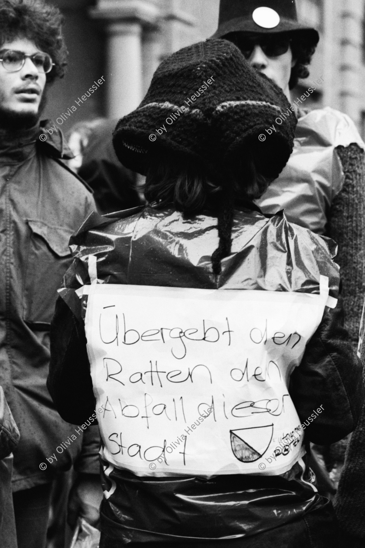 Image of sheet 19800541 photo 27: Güseldemo Bahnhofstrasse 'Uebergebt den Ratten den Abfall dieser Stadt' Polizei vor Grieder. 
Jugendbewegung Bewegig AJZ Zürcher Jugendunruhen Demonstrationen

Youth movement Zürich 1980 √