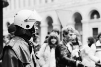 Image of sheet 19800541 photo 28: Güseldemo Bahnhofstrasse 'Uebergebt den Ratten den
Abfall dieser Stadt' Polizei vor Grieder.  
Jugendbewegung Bewegig AJZ Zürcher Jugendunruhen Demonstrationen
Youth movement Zürich 1980 √