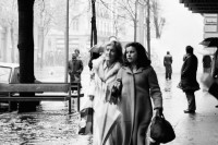 Image of sheet 19800541 photo 30: Frauen flüchten an der Güseldemo Bahnhofstrasse vor der Polizei vor Grieder.  
Jugendbewegung Bewegig AJZ Zürcher Jugendunruhen Demonstrationen
Youth movement Zürich 1980 √
