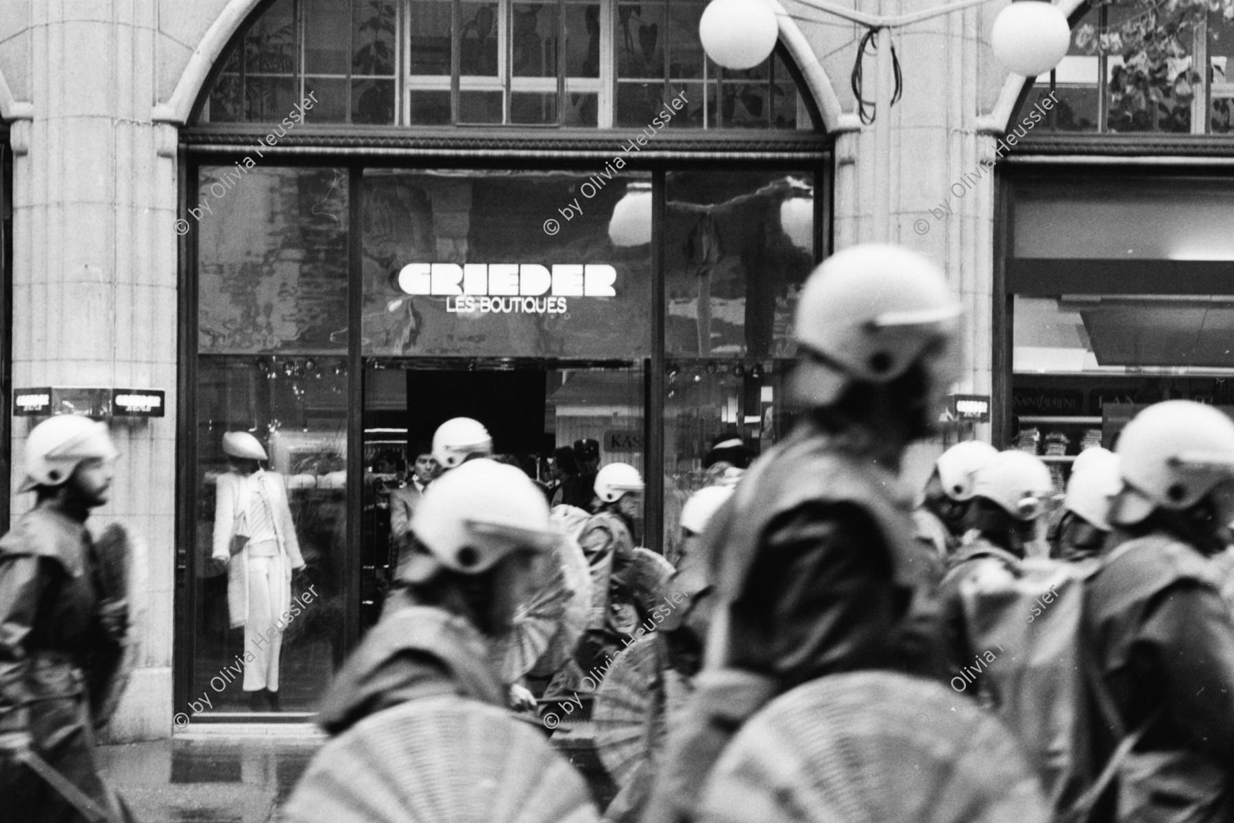 Image of sheet 19800541 photo 31: Güseldemo Bahnhofstrasse Polizei vor Grieder.  
Jugendbewegung Bewegig AJZ Zürcher Jugendunruhen Demonstrationen
Youth movement Zürich 1980 √