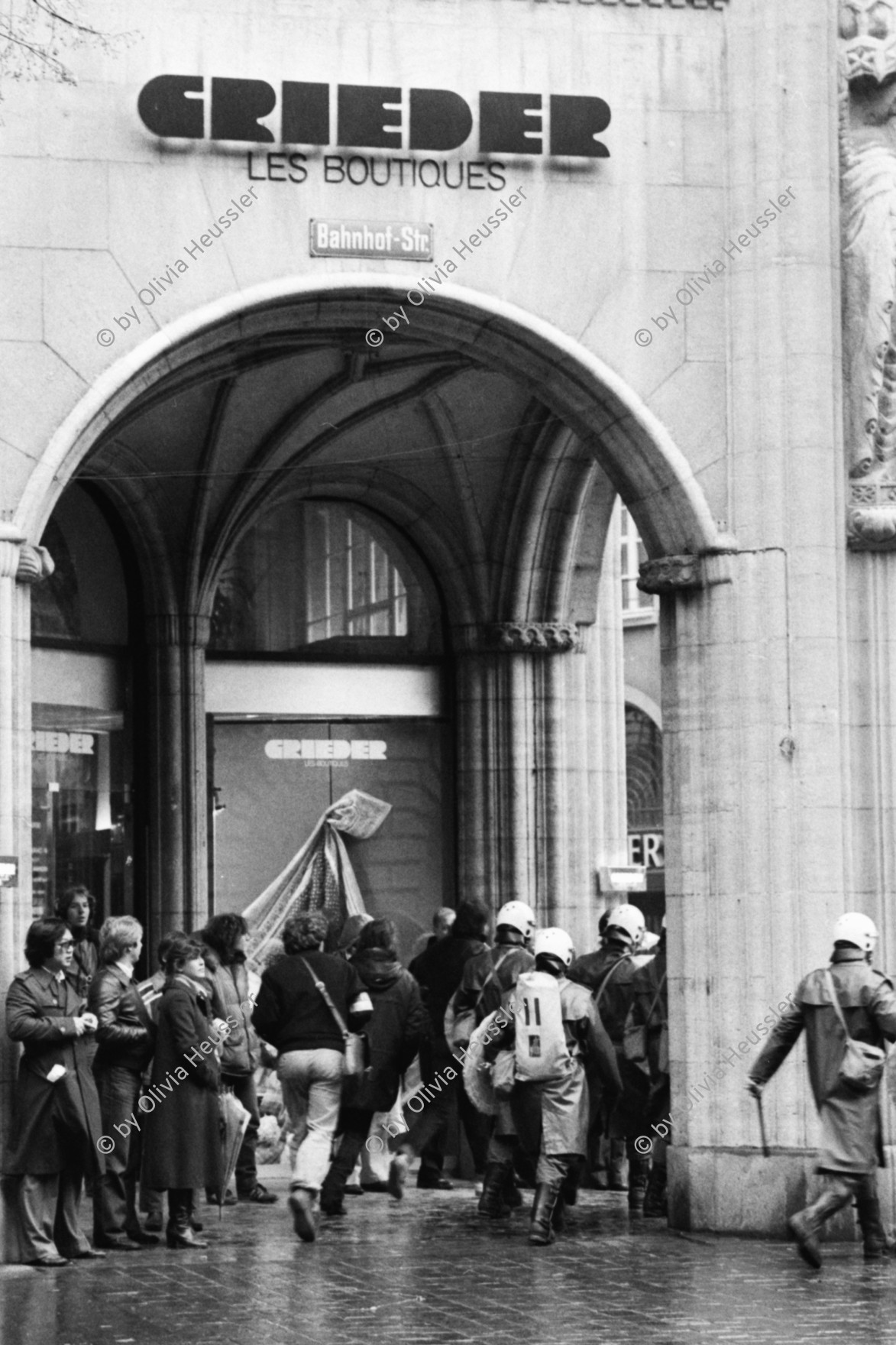 Image of sheet 19800541 photo 32: Güseldemo Bahnhofstrasse Polizeibeamte  vor Grieder.  
Jugendbewegung Bewegig AJZ Zürcher Jugendunruhen Demonstrationen
Youth movement Zürich 1980 √ protest Switzerland Swiss