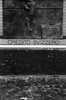 Image of sheet 19800541 photo 33: Güseldemo Bahnhofstrasse  Sofa und Stubentische vor Schaufenster der SKA Credit Suisse Credito svizzero Hauptsitz Paradeplatz. Schweizerische Kreditanstalt  am Paradeplatz
Jugendbewegung Bewegig AJZ Zürcher Jugendunruhen Demonstrationen
Youth movement Zürich 1980 √
