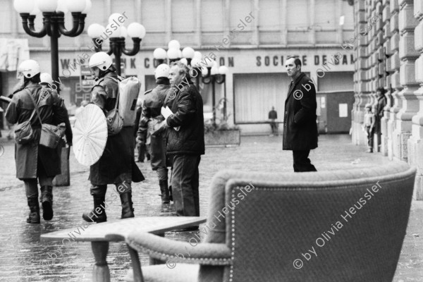 Image of sheet 19800541 photo 34: Polizeibeamte vor Credit Suisse am Paradeplatz  Sofa und Stubentische vor Schaufenster der SKA Credit Suisse Hauptsitz Paradeplatz.
Jugendbewegung Bewegig AJZ Zürcher Jugendunruhen Demonstrationen
Youth movement Zürich 1980 √