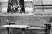 Image of sheet 19800541 photo 35: Güseldemo Bahnhofstrasse Sofa und Stubentische vor Schaufenster der SKA Credit Suisse Hauptsitz Paradeplatz.
Jugendbewegung Bewegig AJZ Zürcher Jugendunruhen Demonstrationen
Youth movement Zürich 1980 √
protest Switzerland Swiss