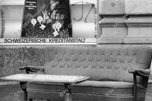 Image of sheet 19800541 photo 35: Güseldemo Bahnhofstrasse Sofa und Stubentische vor Schaufenster der SKA Credit Suisse Hauptsitz Paradeplatz.
Jugendbewegung Bewegig AJZ Zürcher Jugendunruhen Demonstrationen
Youth movement Zürich 1980 √
protest Switzerland Swiss