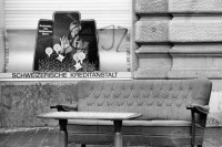 Image of sheet 19800541 photo 36: Güseldemo Bahnhofstrasse Sofa und Stubentische vor Schaufenster der SKA Credit Suisse CS Hauptsitz Paradeplatz.
Jugendbewegung Bewegig AJZ Zürcher Jugendunruhen Demonstrationen
Youth movement Zürich 1980 √ protest Switzerland Swiss