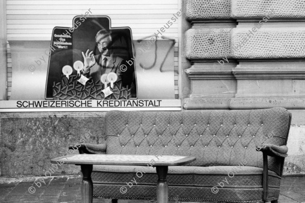 Image of sheet 19800541 photo 36: Güseldemo Bahnhofstrasse Sofa und Stubentische vor Schaufenster der SKA Credit Suisse CS Hauptsitz Paradeplatz.
Jugendbewegung Bewegig AJZ Zürcher Jugendunruhen Demonstrationen
Youth movement Zürich 1980 √ protest Switzerland Swiss