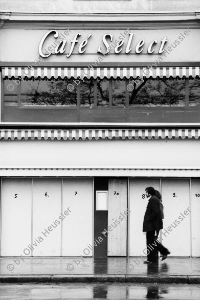 Image of sheet 19800542 photo 10: frtsg. 800541 Güsel Abfall Demo Café Select Fenster mit Holz gegen Schlag geschützt. Mit nummerierten Holztafel. 
Jugendbewegung Bewegig AJZ Zürcher Jugendunruhen Demonstrationen
Youth movement Zürich 1980 √
Protest