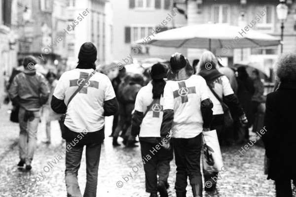 Image of sheet 19800542 photo 13: «Autonome Sanitaet» Zürcher Unruhen, Bahnhofstrasse, Zürich 1980.
Autonome Sanitaet, Bahnhofstrasse, Zuerich 1980. 
Demonstration Protest
Zürcher Jugendunruhen Jugendbewegung
Youth movement Zürich
Exhibition: Zurich, The Eighties Photobastei Zürich 2020