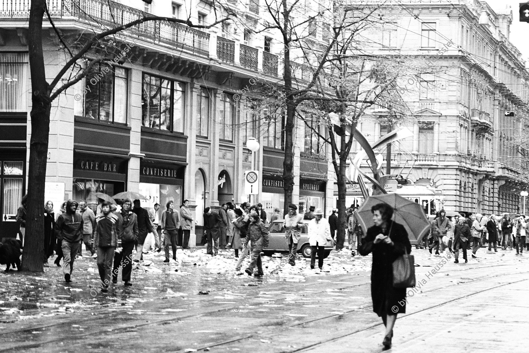 Image of sheet 19800542 photo 2: Güseldemo Abfalldemonstration auf der Zürcher Bahnhofstrasse 'Uebergebt den Ratten den Abfall dieser Stadt' Polizei vor Grieder.  
Youth movement Zürich 1980 √