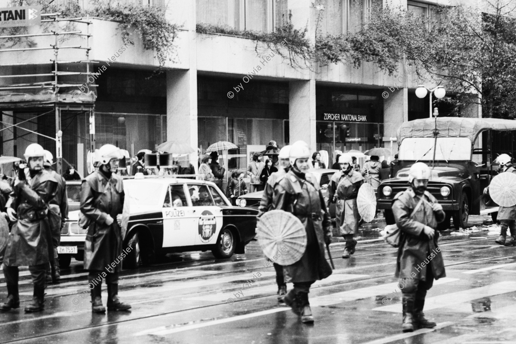 Image of sheet 19800542 photo 3: Güsel Abfall Demonstration Protest Bahnhofstrasse. Polizeibeamte in Uniform

Jugendbewegung Bewegig AJZ Zürcher Jugendunruhen Demonstrationen
Youth movement Zürich 1980 √