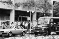 Image of sheet 19800542 photo 4: frtsg. 800541 Güsel Abfall Demo Bahnhofstrasse. Polizeifahrzeuge 

Jugendbewegung Bewegig AJZ Zürcher Jugendunruhen Demonstrationen
Youth movement Zürich 1980 √
Protest