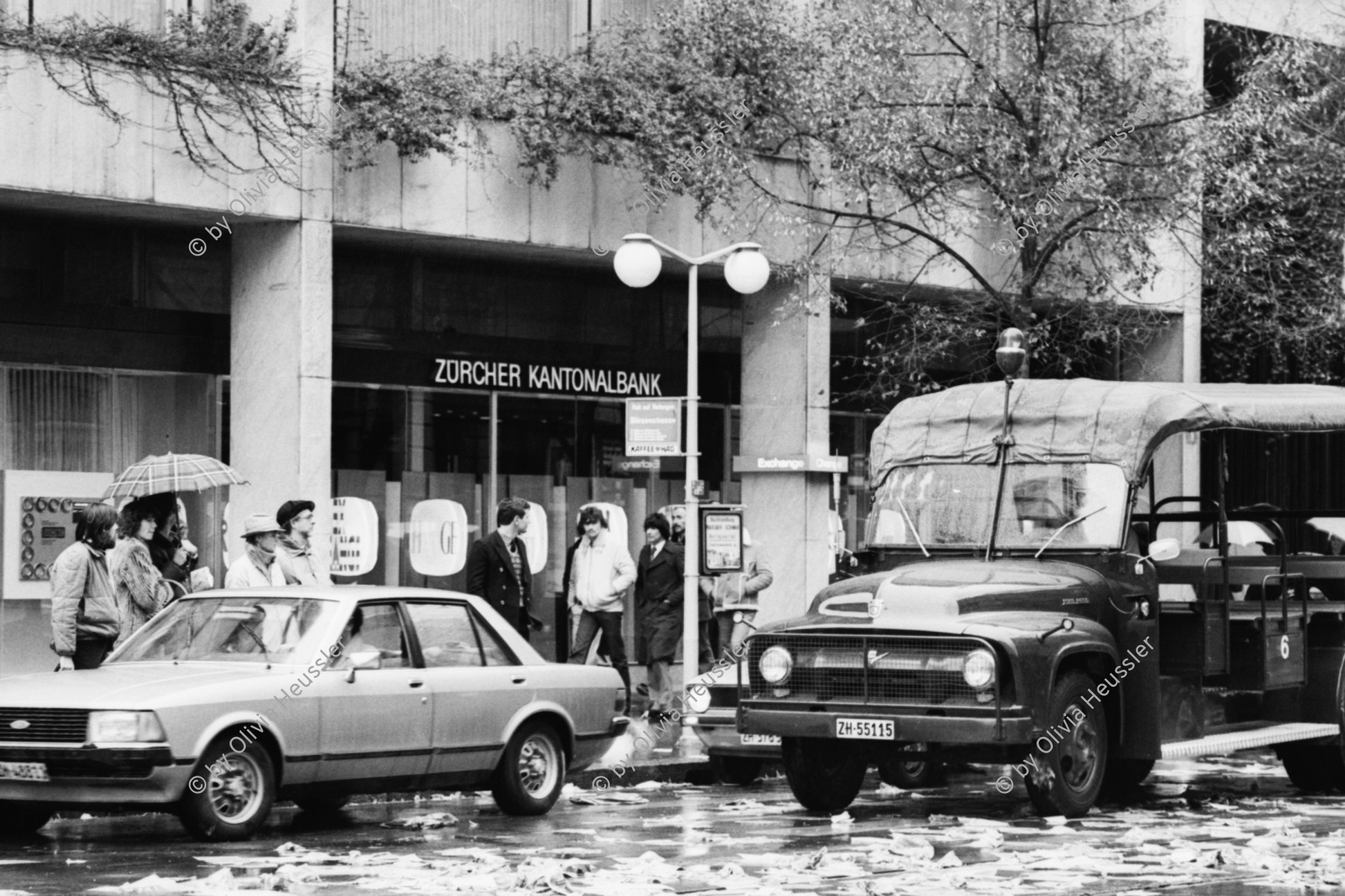 Image of sheet 19800542 photo 4: frtsg. 800541 Güsel Abfall Demo Bahnhofstrasse. Polizeifahrzeuge 

Jugendbewegung Bewegig AJZ Zürcher Jugendunruhen Demonstrationen
Youth movement Zürich 1980 √
Protest