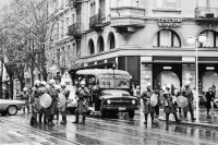 Image of sheet 19800542 photo 5: frtsg. 800541 Güsel Abfall Demo Bahnhofstrasse. Polizei mit Fahrzeug 
Jugendbewegung Bewegig AJZ Zürcher Jugendunruhen Demonstrationen
Youth movement Zürich 1980 √ Protest