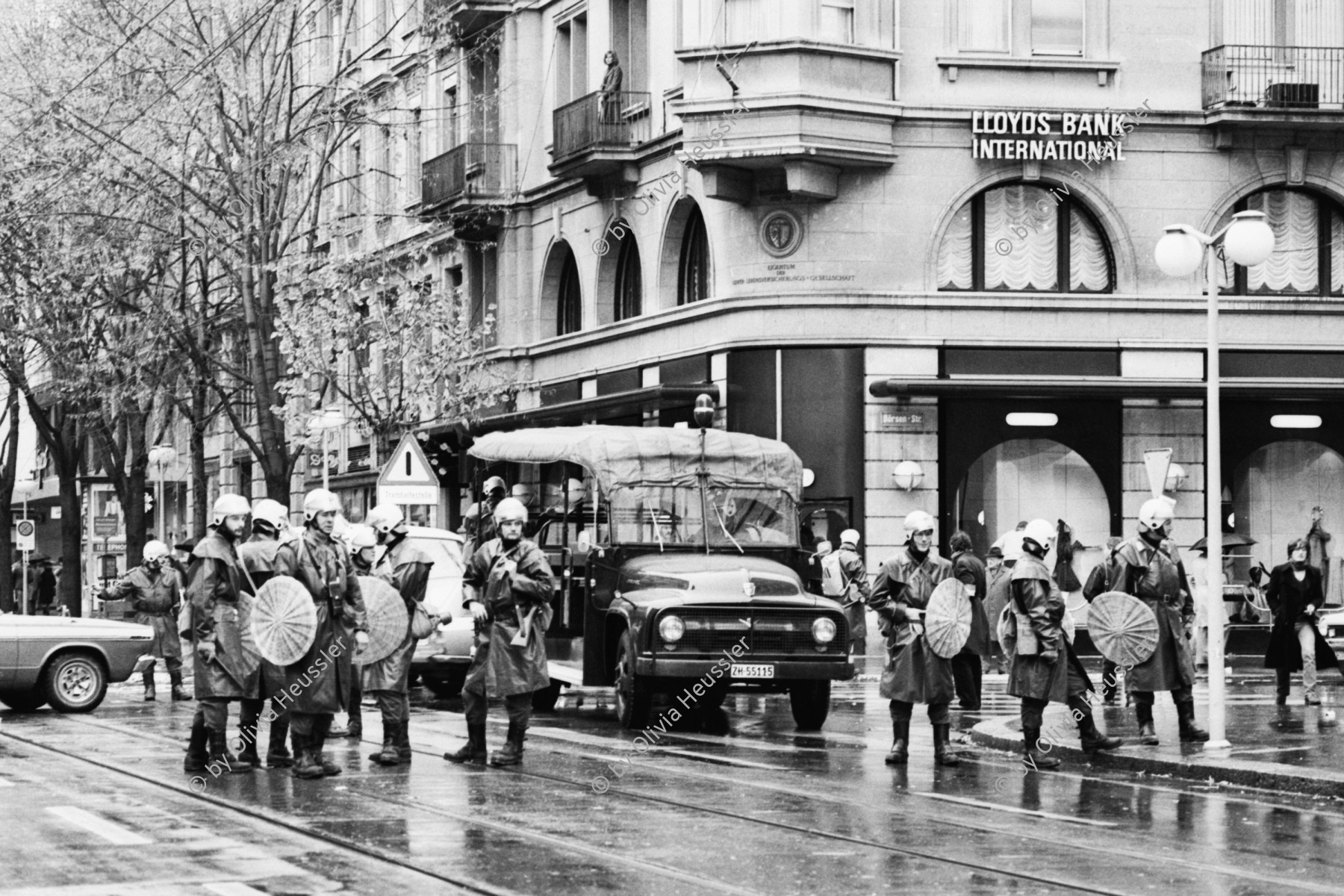 Image of sheet 19800542 photo 5: frtsg. 800541 Güsel Abfall Demo Bahnhofstrasse. Polizei mit Fahrzeug 
Jugendbewegung Bewegig AJZ Zürcher Jugendunruhen Demonstrationen
Youth movement Zürich 1980 √ Protest