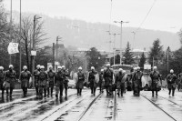 Image of sheet 19800542 photo 7: frtsg. 800541 Güsel Abfall Demo Bahnhofstrasse. Polizeibeamte auf Quaibrücke. 

Jugendbewegung Bewegig AJZ Zürcher Jugendunruhen Demonstrationen
Youth movement Zürich 1980 √ Protest