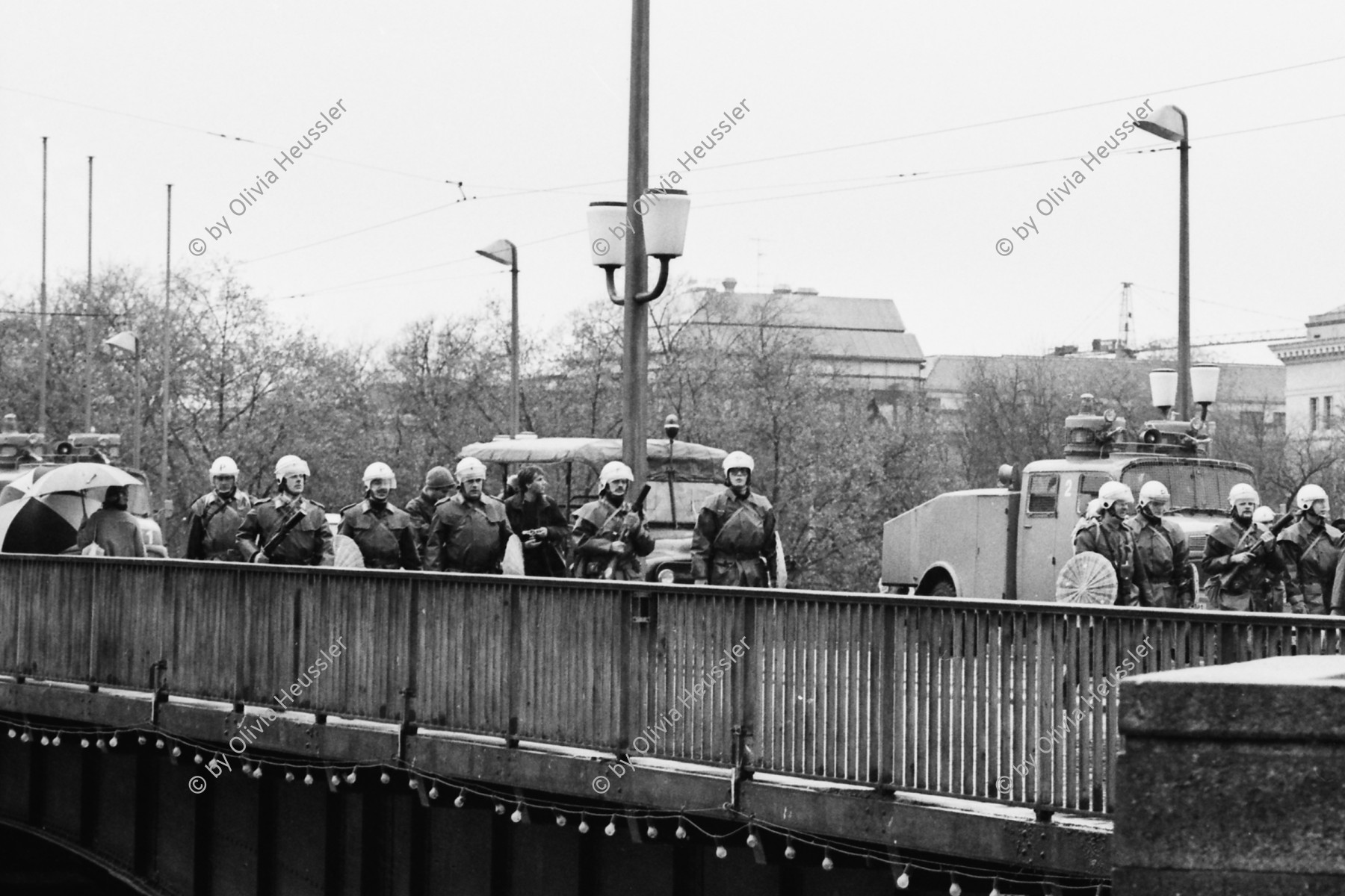 Image of sheet 19800542 photo 8: frtsg. 800541 Güsel Abfall Demo Bahnhofstrasse. Polizei Beamte mit Wasserwerfer auf Quaibrücke. 
Jugendbewegung Bewegig AJZ Zürcher Jugendunruhen Demonstrationen Protest √ 1980