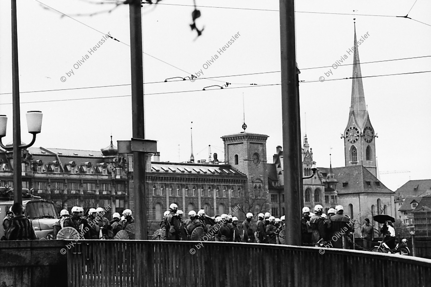 Image of sheet 19800542 photo 9: frtsg. 800541 Güsel Abfall Demo Bahnhofstrasse. Polizei auf Quaibrücke. 
Jugendbewegung Bewegig AJZ Zürcher Jugendunruhen Demonstrationen
Youth movement Zürich 1980 √
Protest