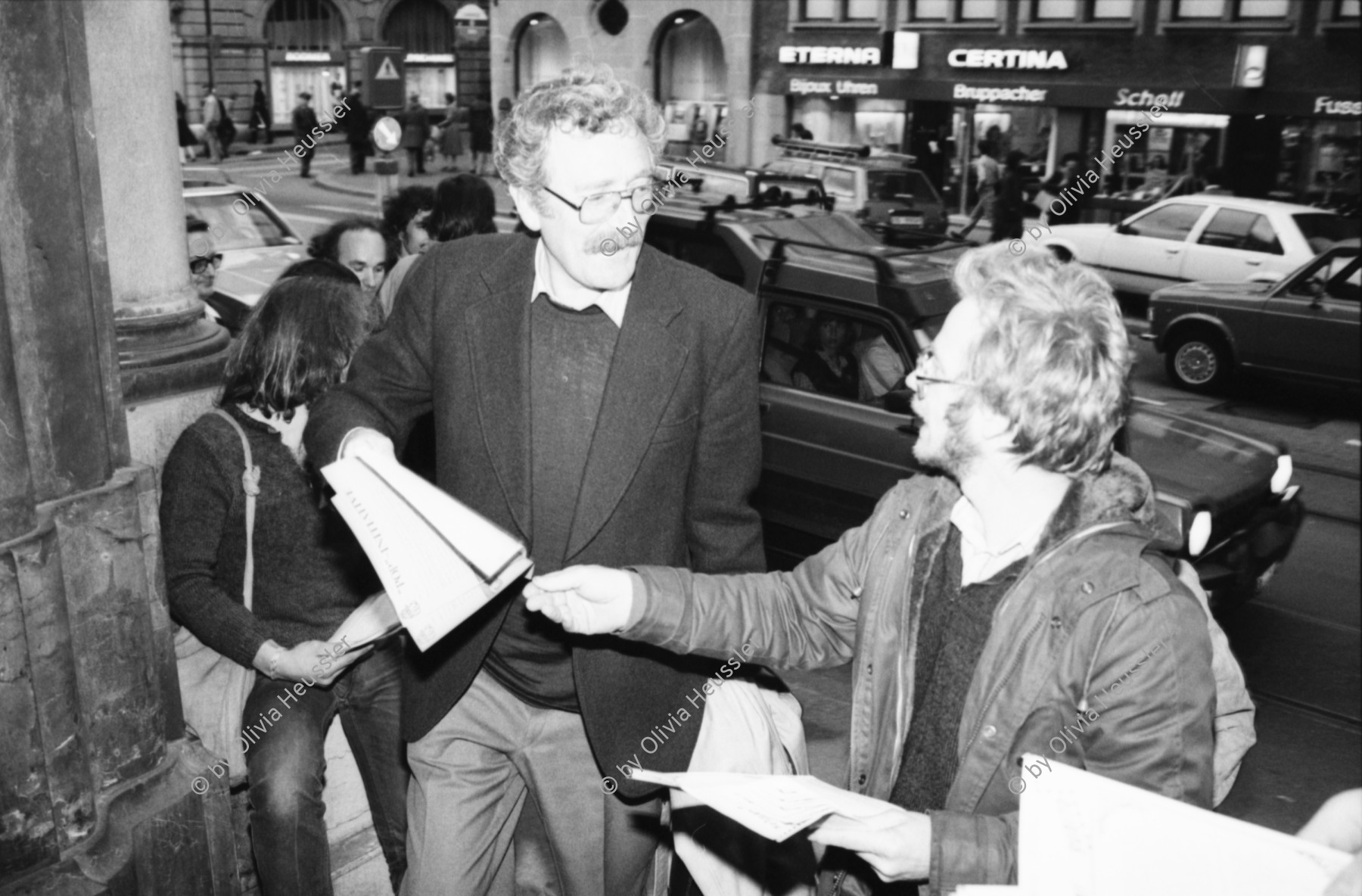 Image of sheet 19800550 photo 15: PolitikerInnen werden am Eingang zum Rathaus um Unterschriften gebeten. Theo Bünzli re. Stadtrat Jürg Kaufmann li.
Jugendbewegung Bewegig AJZ Zürcher Jugendunruhen Demonstrationen protest culture 1980 Zürich Schweiz Switzerland