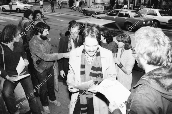 Image of sheet 19800550 photo 19: PolitikerInnen werden am Eingang zum Rathaus um Unterschriften gebeten. Moritz Leuenberger li. Theo Bünzli re.
Jugendbewegung Bewegig AJZ Zürcher Jugendunruhen Demonstrationen protest culture 1980 Zürich Schweiz Switzerland