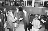 Image of sheet 19800550 photo 28: PolitikerInnen werden am Eingang zum Rathaus um Unterschriften gebeten. Theo Bünzli sammelt. 'Zürcher Kulturpolitik Millionen für die Grossen Nichts für die Jungen' Bruno Kammerer SP # 9, Stadtrat Frick # 5, Stadtrat Jürg Kaufmann # 15 Wagner # 28. Sohn Bürcher. Key
Jugendbewegung Bewegig AJZ Zürcher Jugendunruhen Demonstrationen protest culture 1980 Zürich Schweiz Switzerland TV