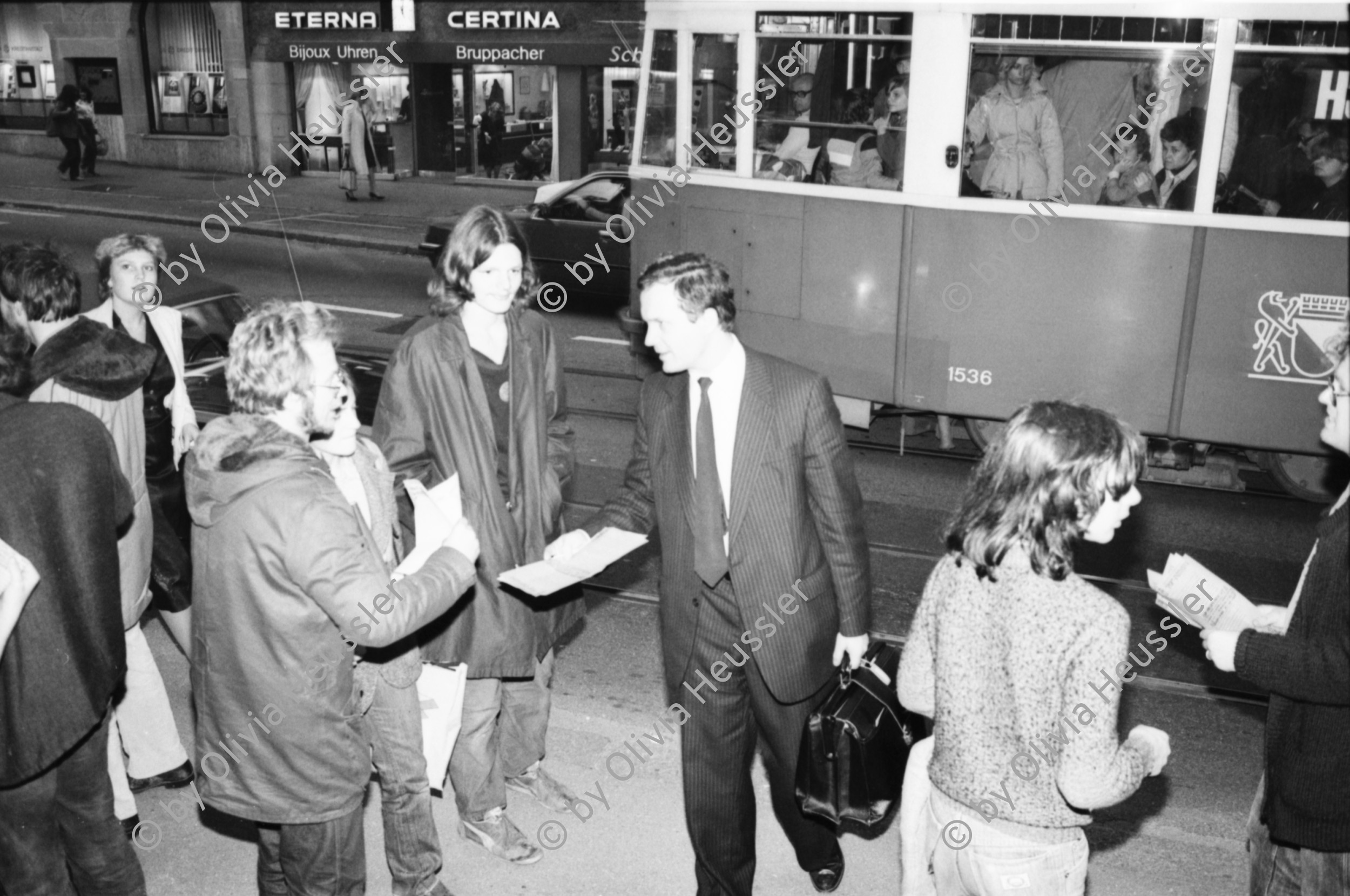 Image of sheet 19800550 photo 28: PolitikerInnen werden am Eingang zum Rathaus um Unterschriften gebeten. Theo Bünzli sammelt. 'Zürcher Kulturpolitik Millionen für die Grossen Nichts für die Jungen' Bruno Kammerer SP # 9, Stadtrat Frick # 5, Stadtrat Jürg Kaufmann # 15 Wagner # 28. Sohn Bürcher. Key
Jugendbewegung Bewegig AJZ Zürcher Jugendunruhen Demonstrationen protest culture 1980 Zürich Schweiz Switzerland TV