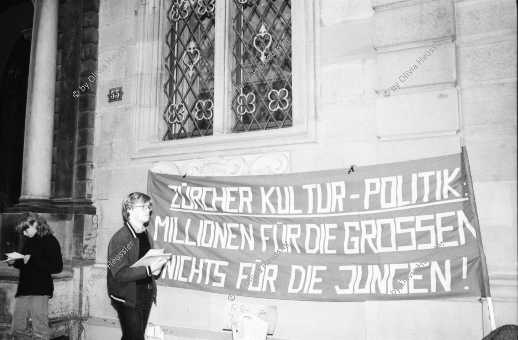 Image of sheet 19800550 photo 4: Protest am Eingang zum Rathaus 'Zürcher Kulturpolitik Millionen für die Grossen Nichts für die Jungen' 
Jugendbewegung Bewegig AJZ Zürcher Jugendunruhen Demonstrationen protest culture 1980 Zürich Schweiz Switzerland