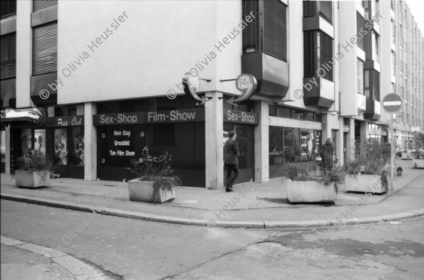 Image of sheet 19800560 photo 10: «Softeis statt Packeis» Rundgang im Quartier Kreis 4. 'Hier Gaffen geile Affen' Stützli Sex. Sex Shop Im Gambrinus. Olivia und Thomas Krempke. Baumulde Badenerstrasse Kernstrasse. Lochergut. Kleider Markt. Eingeschlagene Bank Scheibe. Portrait Thomas Gabathuler Ebi und Priska Mäder Tochter von Herbert Mäder. Pucci in meinem Zimmer. Ohr.
Jugendbewegung Bewegig AJZ Zürcher Jugendunruhen Demonstrationen Zürich 1980