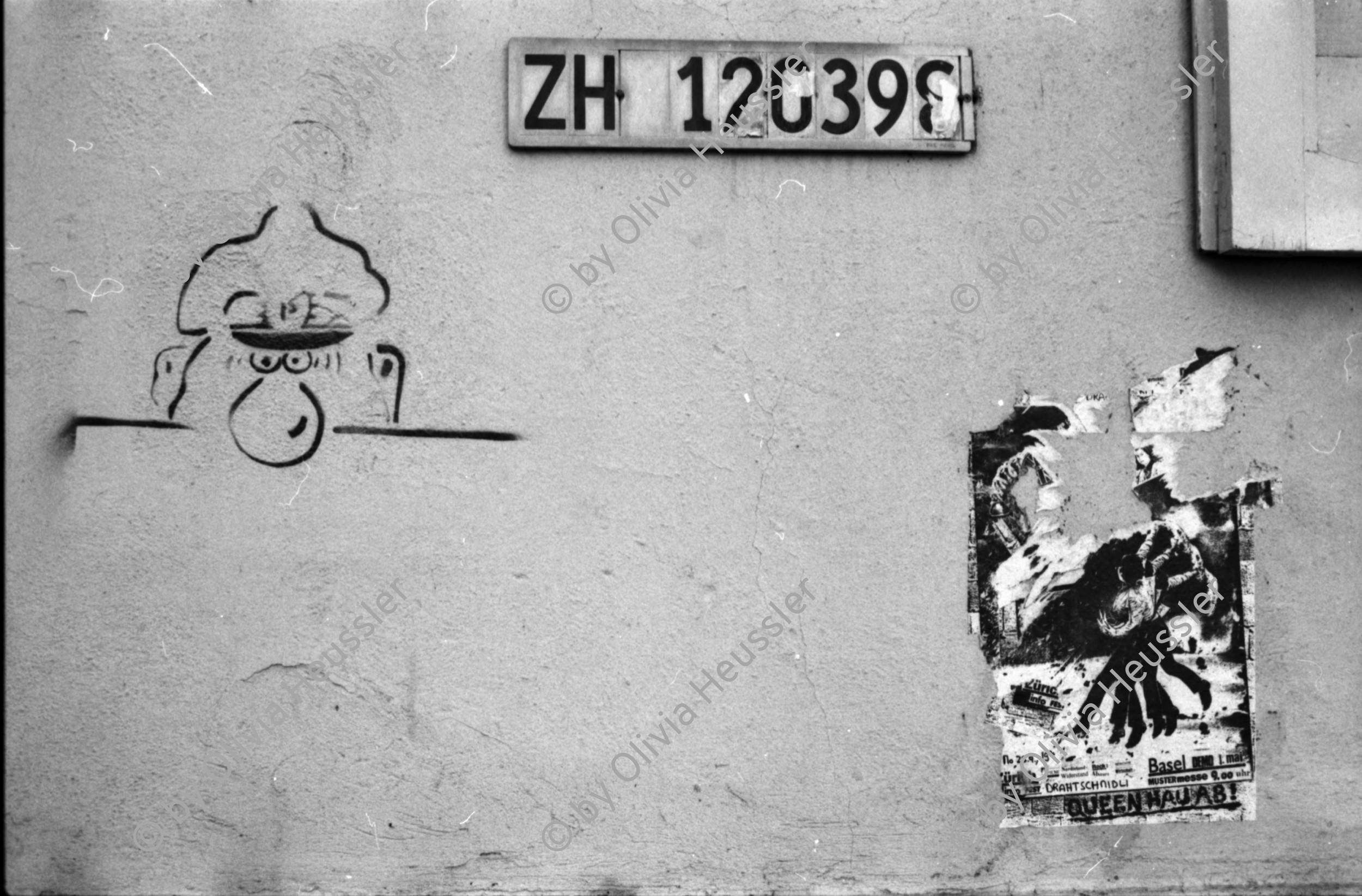 Image of sheet 19800560 photo 13: «Softeis statt Packeis» Rundgang im Quartier Kreis 4. 'Hier Gaffen geile Affen' Stützli Sex. Sex Shop Im Gambrinus. Olivia und Thomas Krempke. Baumulde Badenerstrasse Kernstrasse. Lochergut. Kleider Markt. Eingeschlagene Bank Scheibe. Portrait Thomas Gabathuler Ebi und Priska Mäder Tochter von Herbert Mäder. Pucci in meinem Zimmer. Ohr.
Jugendbewegung Bewegig AJZ Zürcher Jugendunruhen Demonstrationen Zürich 1980
