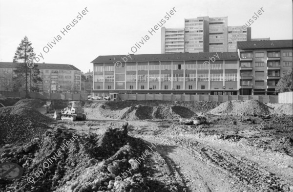 Image of sheet 19800560 photo 18: «Softeis statt Packeis» Rundgang im Quartier Kreis 4. 'Hier Gaffen geile Affen' Stützli Sex. Sex Shop Im Gambrinus. Olivia und Thomas Krempke. Baumulde Badenerstrasse Kernstrasse. Lochergut. Kleider Markt. Eingeschlagene Bank Scheibe. Portrait Thomas Gabathuler Ebi und Priska Mäder Tochter von Herbert Mäder. Pucci in meinem Zimmer. Ohr.
Jugendbewegung Bewegig AJZ Zürcher Jugendunruhen Demonstrationen Zürich 1980